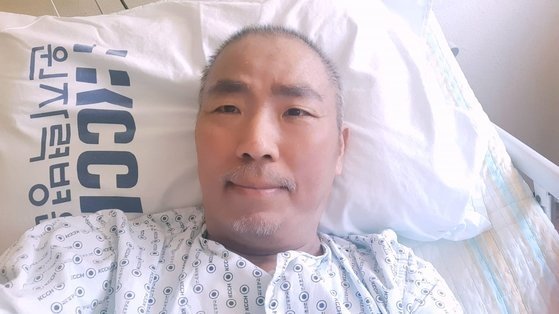 Singer and Comedian Kim chul-min has expressed his commitment not to give in with his poor health condition.On the 19th, Kim chul-min said through his SNS account, I can no longer do Chemotherapy in my current physical condition.In addition, the face of the face of the face lying on the bed, posted a picture of the heart of those who posted hurt.Kim chul-min said: In the meantime, 12 cancers, 5 cervical replacement surgery, 70 radiation therapy, 10 cyber knife treatments.I am now receiving painkillers every two hours, he said. I have cancer cells spread all over my body.Kim chul-min said, But I am not giving up and I am holding on well. I will hold on to the end.You are always healthy and happy, he said.On the 16th, Kim chul-min posted the video on the YouTube channel under the title The time of separation is coming after the live broadcast.In the video, Kim chul-min stared at the screen without speaking and hurt the hearts of netizens.Kim chul-min, who made his debut as a comedian in MBC bond in 2007, appeared on MBC Gagya and announced his name.In August 2019, he was diagnosed with four lung cancers and received a message of support from many of his fellow entertainers.Since then, we have been steadily sharing the current status of being treated and have strongly expressed our willingness to recover.Last year, he said that his pain was greatly reduced by taking penbendazole, a dog insect repellent, but after that, he stopped penbendazole and sold out for chemotherapy.Next is Kim chul-min SNS special respectful petty people! And those who are Prayer for me.Hello, Comedian and Singer Kim chul-min. Its been a while since I fought lung cancer for the fourth term.I cant do any more Chemotherapy in my current condition.12 CVs, 70 Radiation therapy, 10 cyber knife treatments. Now, were getting analgesics every two hours.Cancer cells are all over the body. But theyre holding on. Ill hold on. Youre always healthy and happy.