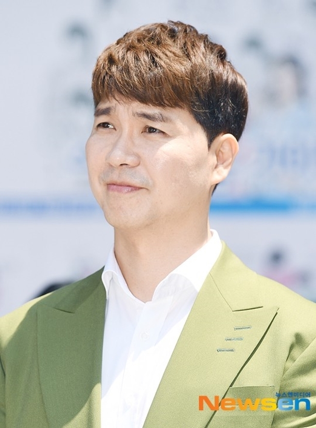 Broadcaster Park Soo-hong has revealed his position on several controversies surrounding him.Park Soo-hong posted a long article on August 19th on the Instagram of Cat Dahong, which he is operating.Park Soo-hong said, I would like to express my gratitude and apology to all those who have expressed concern and concern about false disclosure and claims toward me. I have not made any position in the meantime, because I have already informed my position that I will be judged legally through a law firm.I did not want to be a muddy fight after all, even if I had a personal refutation of the unconfirmed claim. Park Soo-hong said he could not condone the gradually rising false Disclosure water level and the way he looked like he was defending Silence.He added that he filed a complaint against YouTuber, who is doing false disclosure, and that he has completed the investigation.Park Soo-hong said: I will not appeal to you to believe me, but I ask you to wait for the results of the Susa authorities.If YouTubers claim is true, I promise to apologize and pay for it and leave the broadcasting industry forever. I have never been in a hurry for 30 years since my debut in 1991. I have lived without thinking that I have lived well, but I have not lived with damage to someone.At the end of the day, I found out that I had suffered a lot of damage to my brother and submitted a complaint on the Min and Detective.Since then, false attacks and disclosures have been continuing against me. It is difficult for me to endure and difficult to understand. Finally, I walked my whole life beyond my broadcasting activities. If I did something wrong, I would put everything down and get paid.But if it turns out that YouTuber has lied, I would like to ask you not to listen to the Lee Tzsche false allegations and incitement. Currently, Park Soo-hong is in a legal battle with his brother-in-law, who was in charge of management.In April, Park Soo-hong sued his parents and sisters for violating the law on the punishment of specific economic crimes, and his brother-in-law denied it.Meanwhile, Park Soo-hong announced on July 28 that he was married to a 23-year-old non-entertainment bride.A YouTuber later raised suspicions of dating assault, saying he was a tip from A, who claimed to be Park Soo-hongs ex-girlfriend.There was also a flood of criticism of Park Soo-hong, arguing that he was trying to gain by using Cat Dahongi.Park Soo-hong has sued the YouTuber.Here is a specialization in Park Soo-hong Instagram:Hi, Im Park Soo-hong. First, I would like to thank and apologize to all those who have expressed concern and concern about false Disclosure and claims against me.The reason why I have not made a special position in the meantime was because I have already informed the legal judgment through the law firm.I did not want to be a muddy fight in the end, even if I made a personal refutation of the unconfirmed claim.But the more I did, the more I gradually became a false disclosure and claim, and it seemed like I was protecting Silence because I could not refute it.I tried to endure and get legal judgment, but because of my Silence, I could not tolerate the damage to my family, my family, my colleagues, and my colleagues who believed and shared.I filed a complaint against YouTuber, who is making false disclosure and incitement, and I have already completed the investigation of the complainant.In the process, I submitted all the physical evidence to the Susa Institute to prove that the other persons claim was false.If YouTuber can prove the false Disclosure and claim that has been made, please show clear evidence and faithfully respond to the defendant investigation.I will not appeal to you to believe me, but I would like you to wait for the Susa authorities to see the results.If YouTubers claim is true, I promise to apologize and pay for it and leave the broadcasting industry forever.I have been running for thirty years since my debut in 1991, thinking that I have not lived well, but that I have not lived with damage to someone.At the end of that, I found out that I had suffered a lot of damage to my brother and submitted a complaint on the Min and Detective prize with a feeling of shaving my bones.Since then, false attacks and disclosures have been continuing against me. Its hard for me to bear, hard to understand.I am now calling again, and I am betting on my entire life beyond my broadcast activities, and I am now in the process of being admired by the Susa Institute and the Judicial Institute.If I did something wrong, Ill put everything down and get the price.But if it turns out that YouTuber has lied, Lee Tzsche is begging you not to listen to the false allegations and incitement.
