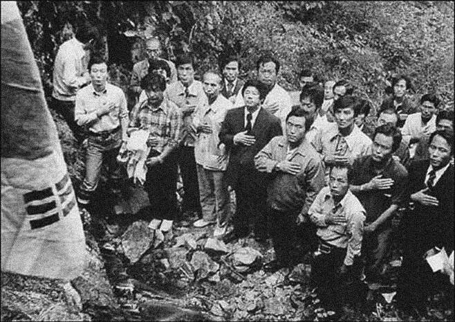 1975년 8월, 장준하 선생 사망 직후 추모객들의 모습. ⓒ장준하기념사업회 제공