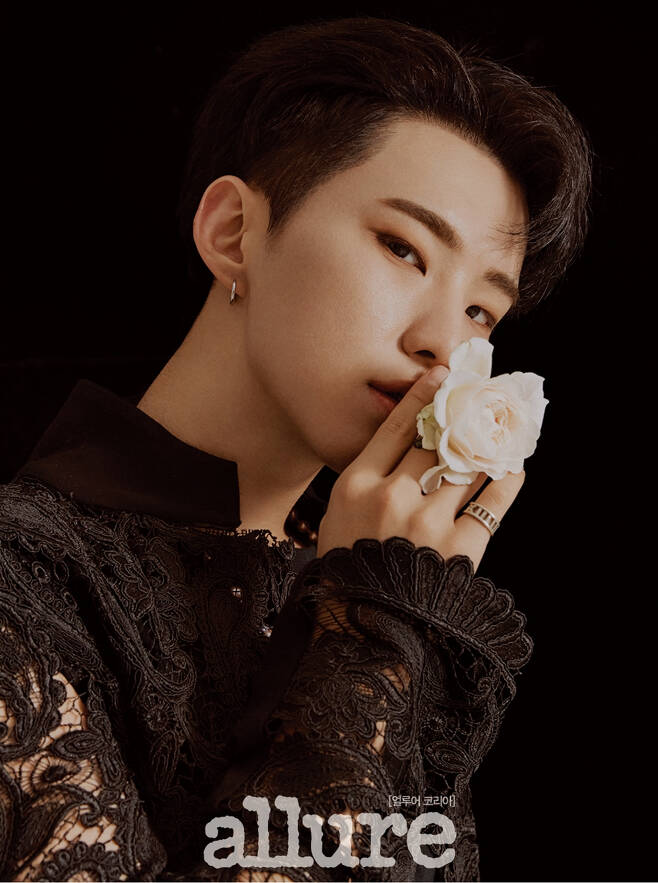 Seventeen Hoshi has released a part of the September issue of the picture cut and interview through the fashion lifestyle magazine Allure Korea, overwhelming the Sight at once with the aspect of a pictorial craftsman who freely crosses various expressions and poses.Hoshi said in a picture interview, Pictorial photography makes me a new person different from usual. Hoshi shares various stories such as music, dance, and activities. I want to further develop my musical influence.It will help the team if I develop, and it is my dream to continue to work on music and create a new stage. moon wan-sik