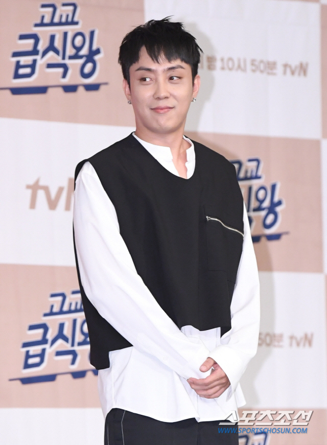 Singer Eun Ji-won side apologised for having a six-man gathering at Jeju Island CafeEun Ji-won agency YG Entertainment said on the 20th, Eun Ji-won has recently been confirmed to have visited Jeju Island.I sincerely apologize for the efforts of the Prevention authorities to prevent the spread of Corona 19 and the sacrifice of many people. Eun Ji-won is deeply reflecting on his carelessness, and we will also seriously recognize and reflect on the violation of the Prevention rules of his artist, he said. In addition, we will do our best to make sure that all employees, not just the artist, practice personal hygiene rules and social distance more thoroughly.Earlier, Eun Ji-won was reported to have a six-person meeting at the Jeju Island outdoor Cafe on the 15th.Currently, Jeju Island is a three-step social distance, and private meetings of five or more people are prohibited.But Eun Ji-won left after staying for about an hour, talking with five of his party members.Especially, it was more controversial because it was known that a man who was supposed to be a manager stood next to the Eun Ji-won party and watched the surroundings.Article 83 of the Infectious Disease Prevention Act stipulates that if the collective restriction and prohibition are violated, the Commissioner of the Disease Control Agency, the competent city, the governor, the mayor, the head of the county, and the head of the Gu may impose a fine of up to 100,000 won.In addition to Eun Ji-won, YG Entertainments entertainers such as Song Min-ho and G-Dragon have been controversial for violating the Prevention rules.Song Min-ho visited the club in Yangyang-gun, Gangwon-do with his acquaintances last May and apologized from his agency.G-Dragon was controversial in February when a photo was taken of him walking the streets with a cigarette in his hand with a tuxque.Since then, Eun Ji-won has also ignored social distance and violated the Prevention rules, which is making disappointment more.It has been confirmed that Eun Ji-won recently visited Jeju Island.I sincerely apologize for the efforts of the Prevention authorities to prevent the spread of Corona 19 and the sacrifice of many people.Eun Ji-won is now deeply reflecting on his carelessness, and we will also seriously recognize and reflect on the violation of the Prevention rules of his artist.In addition, we will do our best to make sure that all employees, not only The Artist, are more thoroughly practicing personal hygiene and social distance.