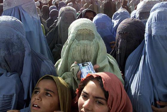부르카를 입은 아프간 여인들. 중앙DB