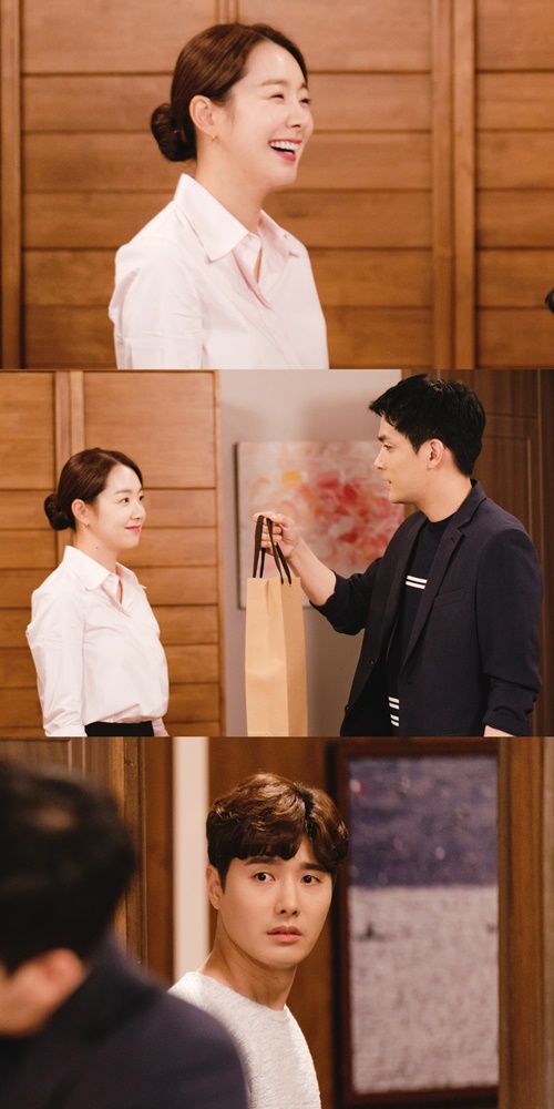 A pink air current was spotted between So Yi-hyun and Park Yoon-jae, Red Guddu.In the 24th KBS2 daily drama Red Guddu (directed by Park Ki-hyun, playwright Hwang Soon-young, and production O-HI-Story), which will be broadcast on the afternoon of the 20th, Park Yoon-jae (played by Yoon Ki-seok) will prepare a party for So Yi-hyun (played by Kim Gemma), who is accused of the fire Murder case.Earlier in the broadcast, Kim Gemma (So Yi-hyun) was caught up in an incident involving Kang Min-hee (Choi Myung-gil), and was driven to suspect Murder and arson, but he sighed with relief as he was dismissed for lack of evidence.Yoon Ki-seok (Park Yoon-jae) watched the suspicious behavior of Sir Kang Min-hee, but showed a friendly feeling worried about Kim Gemmas comfort, and expected romance development.In the meantime, Kim Gemma and Yoon Ki-seok in the photo released on the day are having a friendly time like any other couple.Kim Gemma is smiling at him as if he has forgotten his worries, and I wonder what kind of conversation he had with Yoon Ki-seok.In addition, Yoon Ki-seok boasts a friendly charm of preparing wine for Kim Gemma, who is struggling to claim innocence in the trick of Kang Min-hee.The airflow of pink romance is sensed in the shy smiles of the two people looking at each other.In addition, the wry eyes of Yun hyun-seok (Shin Jung-yoon) who looks at Kim Gemma and Yoon Ki-seok, who are closer, are causing sadness.Curiosity is heightened as to why he stopped walking when he was growing up his mind about Kim Gemma.In this episode, Yoon Ki-seok, who was attracted to Kim Gemmas charm, will reveal his candid mind and give him an exciting feeling.I hope you will pay attention to how the relationship between the two will change and what choice you will make in the meantime. 