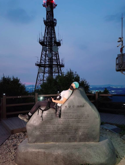 Actor Lee Si-young visited Gyeongyangsan in Incheon and enjoyed happiness.Lee said to his SNS on the 20th, I went to Incheon.I can see the sea, I can see the island, and I can see all of Incheon city. I have a different The Night Watch from Seoul. How beautiful is it? If you look at it from a high place, it is beautiful. The photos released together show Lee Si-young lying on the rocks of Mount Gyeongyang. She looks very comfortable. Beautiful The Night Watch also catches the eye.Meanwhile, Lee married Cho Seung-hyun, a nine-year-old restaurant businessman, on September 30, 2017, and then held his first son in his arms in January 2018.Lee Si-young Instagram