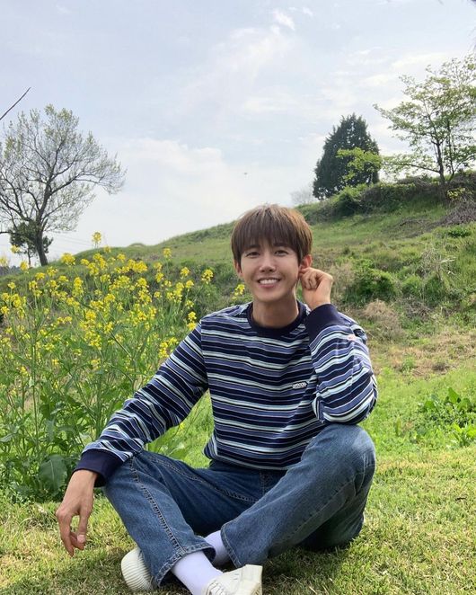 Broadcaster Gwang-hee boasted a warm-looking look like a hero.On the afternoon of the 20th, Gwang-hee posted a picture on his Instagram without any comment.In the photo, he sits on the field and smiles brightly, and I feel freshness.In addition, the picture-like background is combined with the picture-like feeling, while the appearance of the water captivates the attention.In his photos, netizens are responding to Who Flowers and Who Gwanghee, Hoonhae, Smarty is getting better and I always support you brother.Meanwhile, Gwang-hee made her debut as a group Children of the Empire in 2010. In 2017, she moved her agency and appeared in various entertainment shows and is active as a Broadcaster.gwanghee SNS