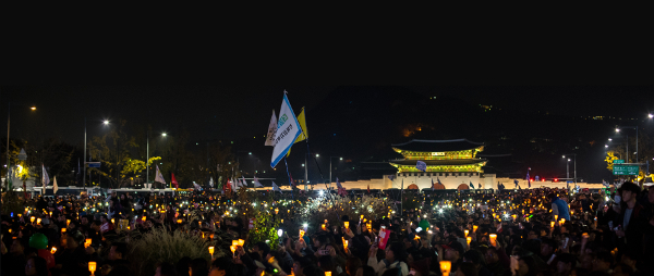 지난 2016년 12월 3일 서울 종로구 광화문광장에 모인 시민들이 박근혜 대통령의 퇴진을 요구하는 6차 촛불 집회를 진행하고 있다. 이날 집회에는 주최 측 추산 232만명(경찰 추산 43만명)의 인파가 모였다. 게티이미지뱅크