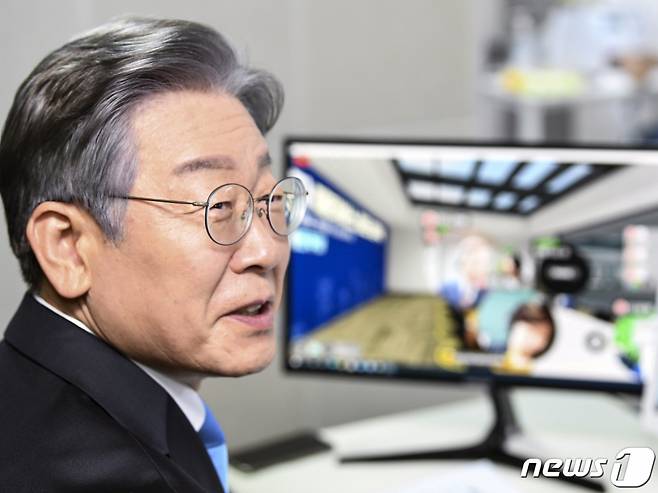 (서울=뉴스1) 구윤성 기자 = 더불어민주당 대선 예비후보인 이재명 경기도지사가 20일 서울 여의도 선거캠프에서 온라인으로 민주당 대권주자 메타버스 입주식에 참가하고 있다. 2021.8.20/뉴스1