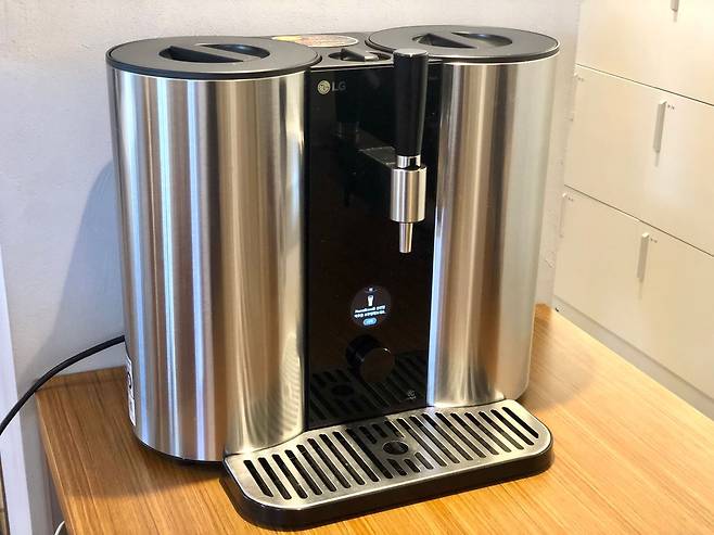 LG전자 수제맥주 제조기 홈브루는 맥주 패키지를 넣으면 2주 만에 5L의 맥주를 만들어준다. /윤진우 기자