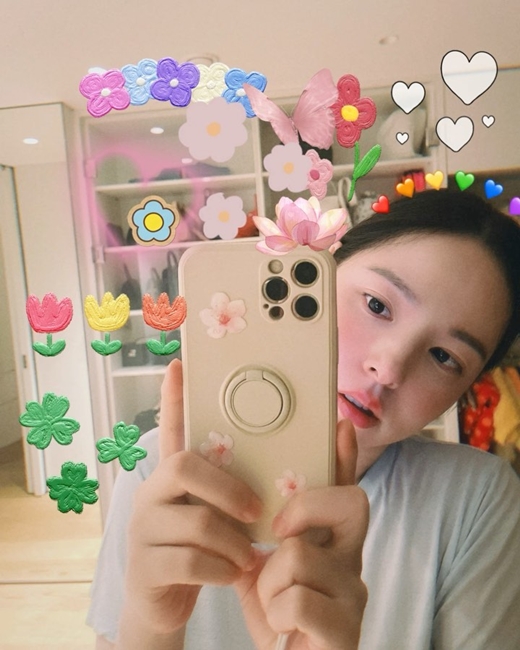 Actor Min Hyo-rin, 35, has revealed his latest situation.Min Hyo-rin posted a photo on his Instagram on the 22nd, writing, I have to sleep. Its a selfie photo.Min Hyo-rin, who photographed himself in the mirror with his cell phone in his hands. The unchanging beauty catches his eye.Min Hyo-rin, meanwhile, marriages 2018 with male group Big Bang member Sun (real name Dong Young-bae and 33).Min Hyo-rin starred in the 2019 film Eom Bok-dong, King of Bicycles.