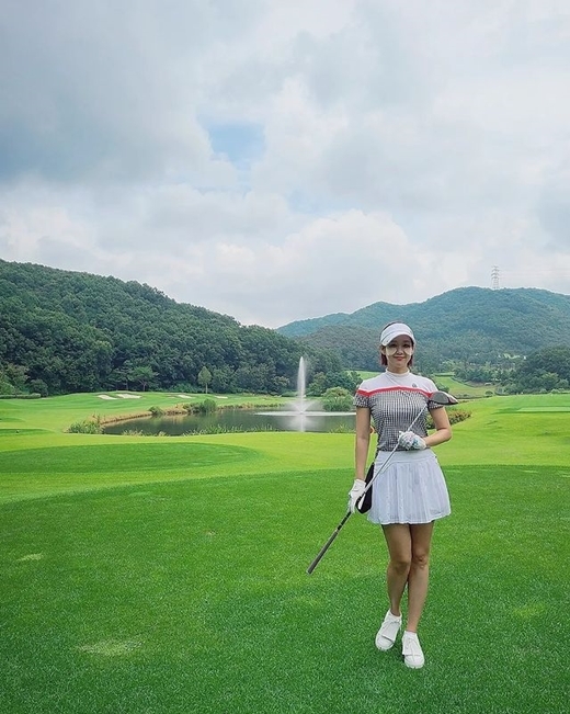 Broadcaster Oh Jeong-yeon, 38, from KBS Announcer, revealed her Golf routine.Oh Jin-yeon told Instagram on the 22nd, Today I could feel the autumn that I have already come. #Rounding #Cosmos: A Spacetime Odyssey I was glad to take off Mask for a while and make an old Pose. .. The pleasant weather is good - It is a shame that summer honey watermelon disappears soon. The coexistence of # precious day # Golf # golf # Golfstagram and posted several photos.Oh Jeong-yeon dressed in Golf suit takes a pose with a Golf ball in the background of the flower garden. Oh Jeong-yeons relaxed daily atmosphere is conveyed.In another photo, Oh Jin-yeon is showing a nice pose with a Golf collection on the field. Netizens are responding pretty.Oh Jin-yeon, a 32-year-old KBS announcer, is active in various broadcasts after turning to freelance.