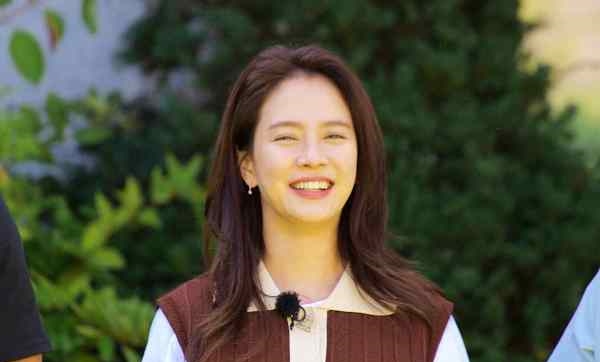 On SBS Running Man, which is broadcasted on the 22nd, Song Ji-hyo is playing a big role and a lot of NEW collateral are born.The recent recording was decorated with the Gyeongji VS Gnostic Race, which was guested by Lee Youngji and Heo Young-ji, and the atmosphere was warmed up with the dance battle unfolding from the opening.When S.E.S.s Im Your Girl song came out, Song Ji-hyo formed Running Man Pyo S.E.S. with Jeon So-min and Heo Young-ji, and he recalled Dam Ji-hyo who danced in the other direction alone and laughed.Song Ji-hyo, who transformed from the following footwork mission to the head of the One, surprised everyone.Song Ji-hyo, who had been stopped by Four Minutes Hot Issue dance released in 2009, finally broke down and showed the choreography of a new girl group in 2021.Song Ji-hyo led Nne with the point choreography of Aespa Next Level, and Song Ji-hyos NEW affiliation, which transformed into Aespa following S.E.S, will catch the eye.Without stopping here, Song Ji-hyo also transformed into Yang Se-chan and One on the commentary.Sub is good and Ji Suk-jin was a hole and raised the atmosphere with the same comment and sense as the actual commentary committee One.Song Ji-hyo, a songnibus that transforms into the girl group Aespa, the head of Nne One, and the commentator One, is raising expectations for viewers.Running Man will air at 5 p.m. on Tuesday.Photo: SBS Running Man
