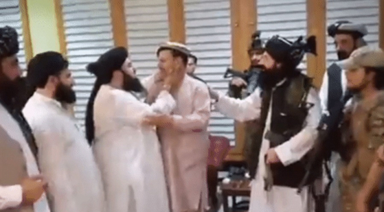 아슈라프 가니 아프간 대통령의 친동생 하슈마트 가니(왼쪽에서 네 번째)가 탈레반에 충성을 맹세했다는 영상이 SNS에 퍼져 논란이 일었다. [트위터 캡처]