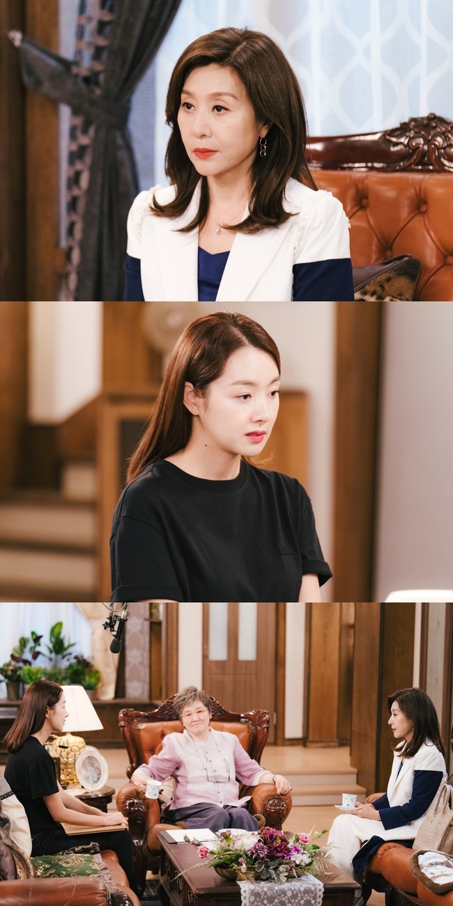 Choi Myeong-Gil and So Yi-hyun stage a bloody nerve war in front of Ban Hyo-jung.Choi Myeong-Gil (Kang Min-hee station) who came to discuss the marriage and So Yi-hyun (played by Kim Jemma) who left the deposit of the fire incident in the 25th KBS 2TV evening drama Red Guddu (directed by Park Ki-hyun / playwright Hwang Soon-young / production O-HICH Story), which airs at 7:50 pm on August 23rd, They are at odds, exchanging close comments.In the 24th broadcast on the 20th, Kim Gemmas prelude to waiting for the time to burst the evidence of Kang Min-hee and her nomination, which is nervous about Kim Gemmas infuriating vengeance.In addition, it was noted whether Kang Min-hees advance into politics could proceed as scheduled, with Rep. Son Young-ho (played by Yeom Dong-heon), who was suspected of bribery, putting down his office to reduce the case.In the meantime, the photo released on the 20th shows Kang Min-hee and Kim Gemma facing each other after the fire.The two men, who faced each other at the house of Choi Sook-ja (Ban Hyo-jung), are raising tension by spitting out harsh eyes and stimulating remarks.Kim Gemma, who is adored by Choi Sook-ja, deliberately provokes Kang Min-hee, who came to discuss the marriage between Yoon Ki-seok (Shin Jung-yoon) and Kwon Hae-bin (Jeong Yoo-min).I wonder what Kim Gemma would have stimulated Kang Min-hee in front of Choi Sook-ja, who does not know whether the two are mother and daughter.In addition, Yoon Ki-seok (Park Yoon-jae), who suspected Kang Min-hee, captured the sentiment line of the two peoples day, and hopes that he will stand on her side, confessing his heart to Kim Gemma.