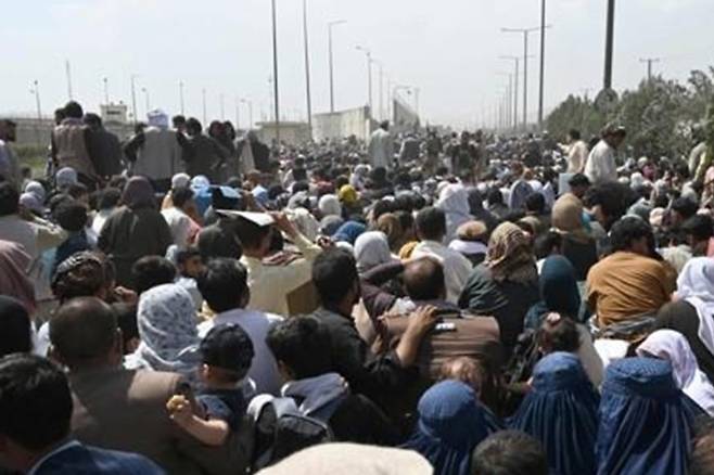 카불 공항에 연일 몰려드는 아프간인들. 연합뉴스