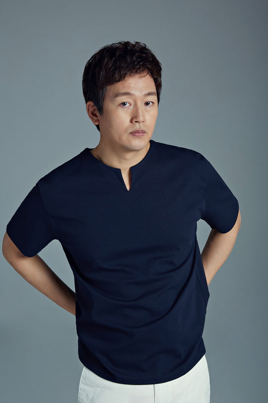 Actor Kim Jung-tae, who battled with hepatocarcinoma, overcomes illness and returns to acting as Showwindow: The Queens House.On Monday, agency AL ENT said, Kim Jung-tae will appear on Channel As new Drama Showwindow: The Queens House.Showwindo: The Queens House (played by Han Bo-kyung Park Hye-young, directed by Kangsol Park Dae-hee, and hereinafter Showwindo) is a mystery-cleaved melodrama that depicts a woman who did not know she was her husbands woman and cheered for an affair.A psychological game that repeats the reversal between characters will attract viewers.Kim Jung-tae played the role of emerging chaebol Lee Jun-sang, who succeeded in the restaurant franchise in the play.With a sense of will, he is set to cause another tension in the pole with endless doubts and pressures on his wife.Especially, Show Window has gathered topics with actors Song Yoon-ah, Lee Sung-jae and Jeon So-min.Kim Jung-tae, who is returning to the house after the cancer battle, hopes to show what co-work he will show.Showwindows is set to be broadcast for the first time in November.AL ENT is provided.