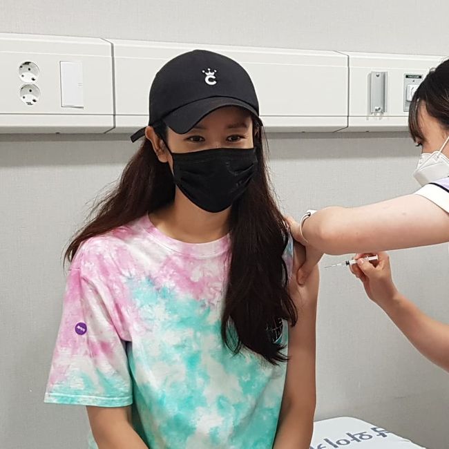 Actor Lee Tae-ran has completed the Corona 19 vaccine Inoculation.Lee Tae-ran posted two photos on his Instagram on the 24th with the article Inoculation complete ~! Please.In the photo, Lee Tae-ran, who is inoculating the first and second Corona 19 vaccines, is shown.A slightly nervous Lee Tae-ran look in the eye, wearing a mask.Meanwhile, Lee Tae-ran has been focusing on family life since the end of the 2019 Drama SKY Castle. In April 2014, he posted a wedding march with a venture businessman.Lee Tae-ran Instagram
