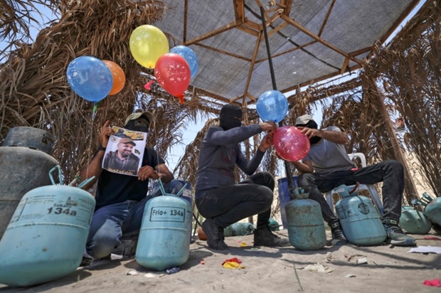 지난 6월 이스라엘 영토로 날릴 폭탄풍선을 제조하는 지하드(이슬람 성전) 운동 지지자들./AFP연합뉴스