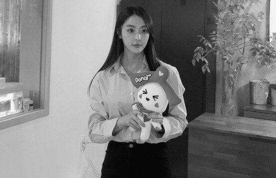 Actor Jung Yu-mi has demonstrated good influence for the United Network for Organ Sharing.Jung Yu-mi said on his Instagram on the 24th, I have been sharing my voice.# United Network for Organ Sharing Campaign # Please be interested. This photo shows Jung Yu-mi posing with a mascot doll at the United Network for Organ Sharing Movement Headquarters.Jung Yu-mi in the photo showed a calm and intellectual charm with a neat blouse and skirt.Meanwhile, Jung Yu-mi recently met with viewers through MBN National Cook Cooking.