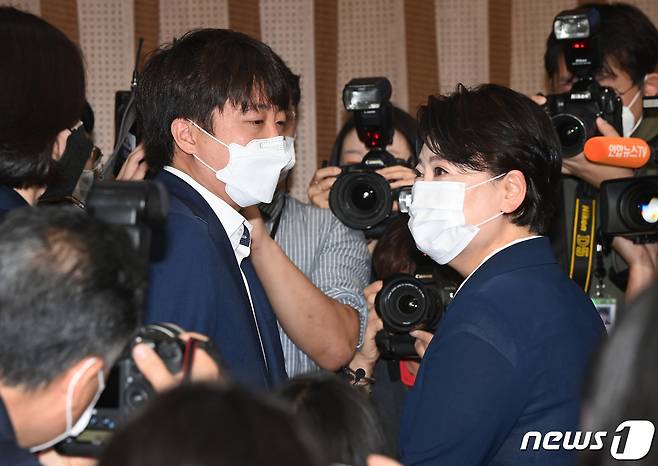 이준석 국민의힘 대표가 25일 오전 국회 소통관에서 기자회견을 마친 윤희숙 의원과 이야기를 나누고 있다. 윤 의원은 이날 기자회견을 통해 "전 이 시간 부로 대통령 후보 경선을 향한 여정을 멈추겠다"며 "또 국회의원직도 다시 서초갑 지역구민과 국민들께 돌려드리겠다"고 말했다. 2021.8.25/뉴스1 © News1 이동해 기자