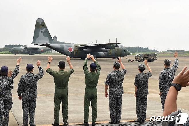 일본 항공자위대원들이 24일 사이타마 이루마 기지에서 아프가니스탄 내 일본인의 대피를 지원할 C130 수송기의 이륙을 지켜보고 있다. © AFP=뉴스1