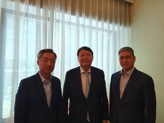 지난 13일 서울시내 한정식집에서 오찬을 겸해 모인 윤석열 전 검찰총장(가운데) 과 김용우 전 육군참모총장(오른쪽) 및 이왕근 전 공군참모총장이 기념촬영한 모습. 문재인 대통령이 임명한 '3총장'인 세 사람은 이날 윤석열 전 총장의 대선승리를 위해 뭉치기로 다짐했으며, 두 장군은 윤 전 총장이 제안한 국방 개혁 특위 공동위원장 자리를 수락했다고 한다.