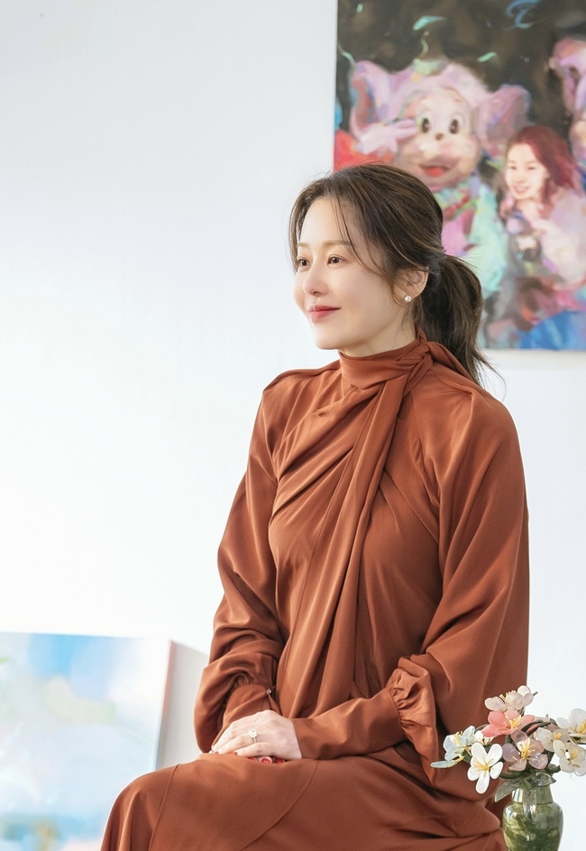 Actor Go Hyun-jung returns to the house theater with JTBCs new Drama after diet successJTBCs Person Like You (playplayplayed by Yoo Bo-ra/directed by Lim Hyun-wook), which will be broadcast first in October, is a drama about another woman who has become the supporting role of my life by a short meeting with a woman who has been faithful to her desires and abandoned her modifier of wife and mother.Go Hyun-jung, Shin Hyun-bin, Jae-young Kim, Choi Won-young and others appear.It is based on the same name novel People Like You by Jeong So-hyun, but it will be a new resolution drama different from the novel.It is written by Yoo Bo-ra, who introduced Drama Secret, Eye, and Just Love.Actor Go Hyun-jung spent his poor youth, but after a happy and relaxed family, he played the role of Chung Hee-ju, the main character who lives a successful life as a painter and essay writer.He is a person who enjoys a life that is not a bad life, but has a futileness about the time that has flowed.Go Hyun-jung, who returns to his home room in about two years, is expecting to lead the drama by expressing the strange and delicate sentiment line of the main character Chung Hee-ju with his unique inner work.The production team expressed deep trust in Actor, saying, Go Hyun-jung was the first to be able to express the hard and complex inner side of the main character Chung Hee-ju.Another protagonist, Koo Hae Won, is played by Actor Shin Hyun-bin.Saving Haewon was a beautiful youth that made poverty seem like a shining ornament, but it was a person who finds himself getting hurt and getting more and more time in meeting with Chung Hee-ju.Shin Hyun-bin is expected to digest the role of Gu Hae-won, who has been brilliantly brilliant and brilliantly broken with dreams, in a special atmosphere of Shin Hyun-bin.Jae-young Kim followed his father, a genius sculptor, to go to the art school and become a sculptor, but always played the role of sculptor Seo Woo-jae, whose appearance is more important than talent.A person with an uneasy and lonely soul.Choi Won-young is a affectionate husband of Chung Hee-ju and plays the role of Ahn Hyun-sung, who is also the chairman of the hospital and middle school of the Taelim Foundation.