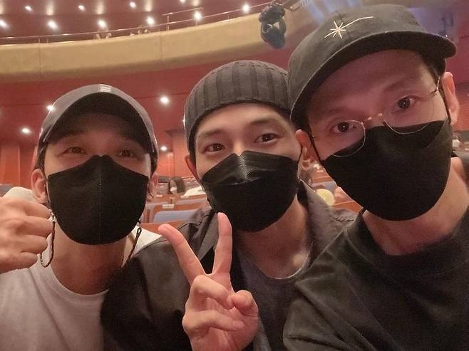 Actor Bong Tae-gyu, Yoon Jong-hoon and On Joo-wan visited the Um Ki-joon performance hall.Bong Tae-gyu, On Joo-wan posted a shot of the musical Gwanghwamoon Lovesong on August 25th with Yoon Jong-hoon and On Joo-wan on personal SNS.Bong Tae-gyu said, I went to see the performance of the main hall yesterday, and I met Chindan Tae Jun-ki who thought I had left far away, and now I saw Dr. Ha who became a training, Logan and best friend. Gwanghwamun was so fun and sad.On Joo-wan also posted on his personal SNS, I have been talking for a long time ~ I see the performance of the standard, I laugh and cry.Gwanghwamoon Lovesong is a musical that will be comforted and healing for a while by reviving the memories of those days through the endless masterpieces left by the late Lee Young-hoon composer. It will be performed at the Opera Theater of the Seoul Arts Center until September 5th.Um Ki-joon plays the title roll best actor in Gwanghwamoon Lovesong.