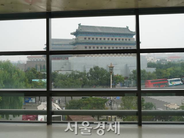 베이징 전문대가의 한 건물에서 유리창을 통해 바라본 정양문(전루)와 마오쩌둥기념당, 천안문의 모습. /최수문기자