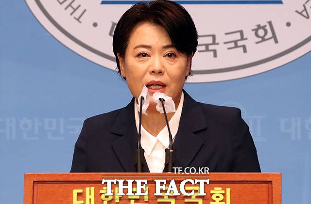 국민의힘 윤희숙 의원이 25일 서울 여의도 국회 소통관에서 기자회견을 하고 있다. / 더팩트 DB