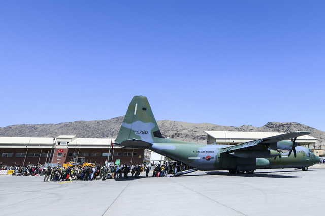 [서울=뉴시스] 한국으로 이송될 아프간인 현지 조력자와 가족들이 25일(현지시간) 아프가니스탄 카불공항에서 공군 C-130J 수송기에 탑승하고 있다. (사진=공군 제공) 2021.08.26. photo@newsis.com *재판매 및 DB 금지