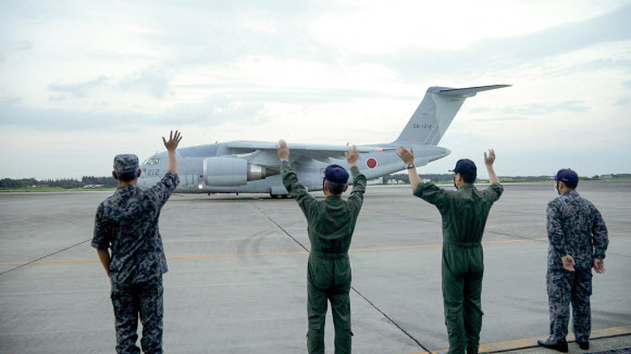 아프간 대피 작전 위해 파견되는 日자위대 수송기 - 일본 정부는 23일 항공자위대 소속 C-2 수송기 1대를 아프가니스탄에 파견했다. 현지 거주 일본인과 일본대사관, 일본국제협력기구(JICA) 등에서 근무한 아프간 직원과 그 가족을 대피시키는 것이 목적이다. 일본 사이타마현 이루마 공군기지에서 이륙 준비를 하는 C-2 수송기 모습. 2021.8.23 EPA 연합뉴스