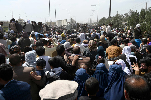 카불 공항에 연일 몰려드는 아프간인들 - 아프가니스탄 카불의 국제공항 주변 도로에 20일(현지시간) 국외 탈출을 희망하는 민간인들이 대거 몰려들고 있다. 2021-08-21 카불 AFP 연합뉴스