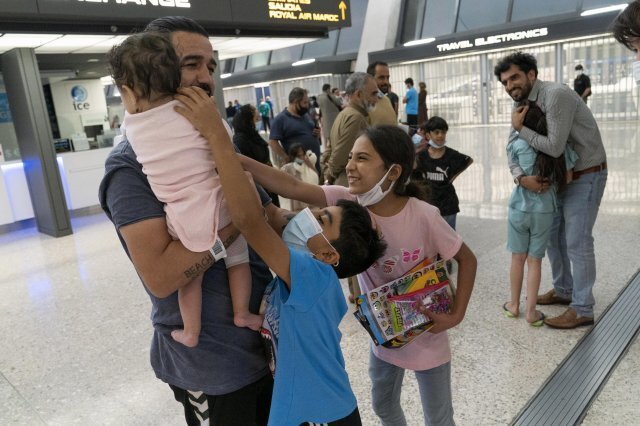 21일 아프가니스탄 카불을 탈출해 미국 버지니아주 워싱턴 덜레스 국제공항에 도착한 시민들이 기뻐 하고있다. AP뉴시스