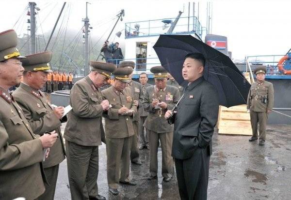 온라인 커뮤니티 캡처. 해당 사진은 김정은 북한 국무위원장이 2013년 5월 28일 북한군이 운영하는 어장에서 지시를 내리는 모습으로, 노동신문이 게재한 사진으로 확인됐다.