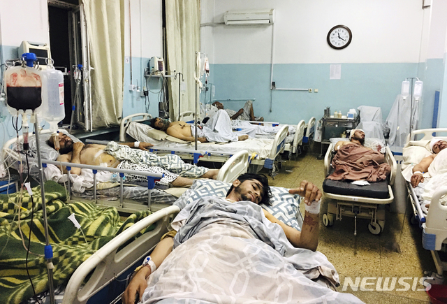 [카불=AP/뉴시스] 아프가니스탄 카불 공항 외곽에서 26일(현지시간) 연쇄 자살폭탄 테러가 발생해  부상당한 아프간인들이 병원 침대에 누워있다. 2021.08.27.