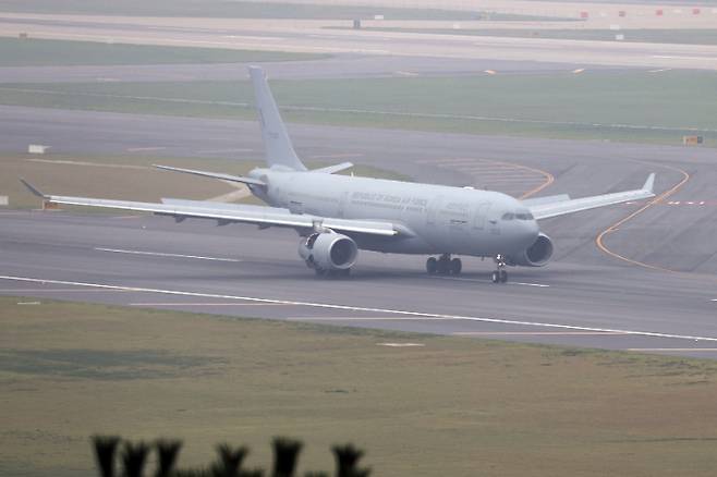 과거 한국을 도왔던 아프가니스탄 협력자와 그 가족들이 탑승한 우리 공군의 KC-330 다목적 공중급유 수송기가 지난 26일 오후 인천공항 활주로에 착륙하고 있다. 연합뉴스