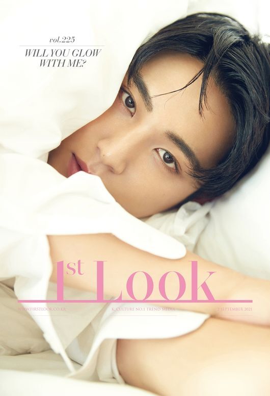 Kim Mingyu of the group Seventeen (Escuops, Junghan, Joshua, Jun, Hoshi, Wonwoo, Uji, Diet, Kim Mingyu, Dogum, Seung Kwan, Vernon, Dino) decorated the magazines exclusive cover.Seventeen Kim Mingyu today (27th) fashion magazine First ImpressionsThrough the release of two covers of No. 225 and a part of the picture cut, the healthy and shiny skinless skin as well as romantic mood was impressed.Kim Mingyu in the public photo is staring at the camera with his eyes that are relaxed and relaxed.In addition, a neat styling dressed in a black suit emits a contradictory mood, and a sweet and gentle image is simultaneously emitted, giving an intense reversal charm.In particular, Kim Mingyu has a deadly atmosphere with a sculpture-like visual, and he has completely absorbed the concept of the drama and the drama freely and caught my eye at once.In the interview after the photo shoot, Kim Mingyu said, When I shower with Bodie wash, apply Bodie cream, and sprinkle Perfume on it, I like the harmony of the three flavors.I enjoyed my favorite Bodie care product and Perfume today, he said.Kim Mingyu said, I used to think there were 13 people, but now one person is missing.If there is no one to eat, the tea is clear. He expressed his affection for each other by expressing the importance of the members of the event.Kim Mingyus pictorial and interview with Laura Mercier will be published on September 2nd in the magazine First Impressions225, and the Beauty film and the view royal record video featuring the charm of Kim Mingyu are First Impressions.It will be released sequentially through Instagram and YouTube.First Impressionsmagazine (1stLook)