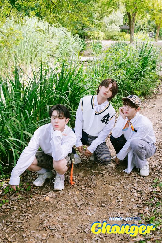 Group Ace (A.C.E.) presented a warm visual with a Preppy Outlook.Ace (Jun, Donghoon, Wau, Kim Byounggwan, Chan) released a concept photo of her second repackaged album Changer: Dear Eris (Changer: Dear Eris) released on September 2 through official SNS on the 26th.The concept photo, divided into units and complete, is impressive in the appearance of Ace in a Preppy Outlook, which reveals the boyishness that seems to pop out of the comic.The white shirt, Donghoon, and Chan give a youthful charm, while Wau and Jun show chic eyes with black and yellow costumes.In the complete picture, the sticky chemistry of the five members stands out and catches the eye.Ace, who is about to make a comeback for three months, is getting a hot response from global fans by releasing concept photo first.Ace has emerged as a K-pop trend with its fifth mini-album SIREN:DAWN (Syren: Dunn) released in June, peaking at No. 1 on the iTunes Worldwide Albums Chart, K-POP genre album charts and 12 countries charts.As the new album Changer: Dear Eris is also gathering much expectation, I wonder what music and stage Ace will show.Aces second repackaged album Changer: Dear Eris will be released on September 2 at 6 pm on various online music sites.