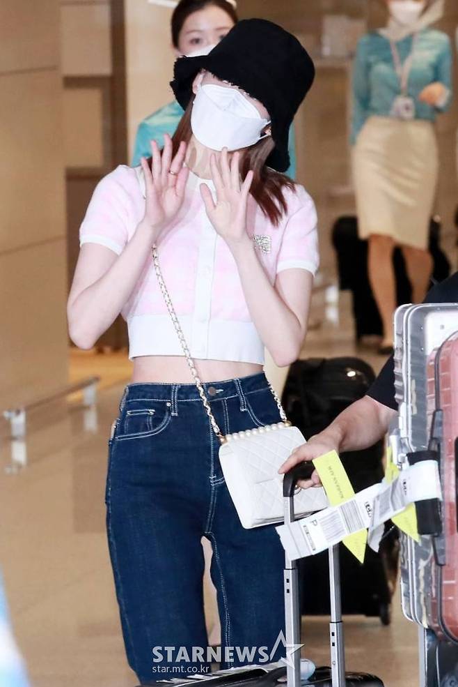 그룹 아이즈원 출신 미야와키 사쿠라가 일본 일정을 마치고 27일 오후 인천국제공항을 통해 입국하고 있다. 2021.08.27 /사진=임성균 기자 tjdrbs23@