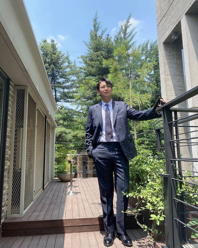 Jang Sung-kyu posted a picture on his Instagram on the 27th with an article entitled I am # Beebee Showing Unrealistic Visuals.Jang Sung-kyu in the public photo is posing with a suit fashion.The image of Jang Sung-kyu, who has been warmed up after Diet success, attracts Eye-catching.In the self-congratulatory praise of Jang Sung-kyu, Haha laughed at those who left a comment saying, I upload it really diligently ...  .On the other hand, Jang Sung-kyu recently announced that he succeeded in losing 16kg.Photo: Jang Sung-kyu Instagram