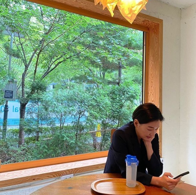 Actor Jin-hie Park has taken the lead in environmental protection.#long time #Cafe, Jin-hie Park wrote on his Instagram account on August 27.In the photo, there is a figure of Jin-hie Park who found Cafe on a rainy weekday afternoon.In particular, Jin-hie Park attracted attention because he was using his own container, not a disposable cup, in Cafe.Jin-hie Park has previously revealed a strong belief in the environmental movement, stressing that he is not showing anyone, but trying to keep his faith on his own.On this day, we also practiced environmental protection by using a usual portable tumbler, not a plastic cup used by Cafe.Meanwhile, Jin-hie Park married a judge in 2014 and has one male and one female.