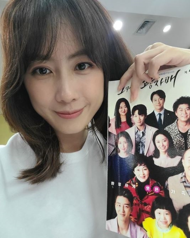 Actor Hong Eun Hee expressed his affection for KBS 2TV weekend drama OK Photon.Hong Eun Hee posted a picture on his personal Instagram page on August 27 with a heart-shaped emoticon.The photo shows Hong Eun Hee smiling brightly with the script OK Photon; revealing her affection for Actors, who breathe with Family in the play.The unique and elegant atmosphere of Hong Eun Hee catches the eye.Meanwhile, Hong Eun Hee married Actor Yoo Jun-sang in 2003 and has two sons.In OK Photon, she is playing the first daughter of her daughter, Lee Kwang Nam.