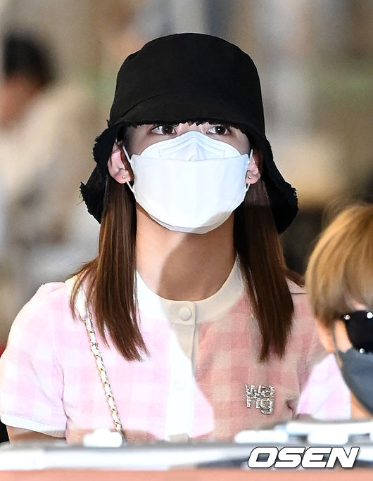 Miyawaki Sakura, a girl group IZ*ONE, is attracting the attention of domestic and foreign fans.The Jim he brought with him is also of interest, with hot speculation about his front day ensuing.Sakura was entranced through Incheon International Airport on the afternoon of the 27th.Sakuras airport fashion, which appeared in a pink checkered cardigan, high-waist jeans, white sneakers and a luxury bag, was simply perfect.The size of the Carriers who came with him was considerable, and many bags were speculating that the netizen would not never stay for a while.There were also reactions such as Imine class and Do you live in a dormitory?As such, his interest in his next move in Korea is considerable.Sakura has been speculated that it will become a new group member in Sos Music under Hive Labels, which includes group BTS and Seventeen.Sos Music is preparing for the team with the goal of debut next year. Reports that the BTS security team took charge of Sakuras security have also appeared.The High Braves said, We can not confirm the Entrance and BTS security teams of Miyawaki Sakura.However, the fact that the hive is almost certain is the center of the music industry.Japan media Wow Korea also reported that Miyawaki Sakura signed an exclusive contract with Hives label and resumed Korea activities.Sakuras resumption of Korean activities is bound to attract attention from the music industry.After debuting as a HKT48 parasitic in Japan, he was recognized as a star in ProDeuce48.In ProDeuce 48, he was also attracted much attention as the center of the first stage.There was criticism that he collected topics with star starryness compared to his lack of skills at the time, but his presence is inevitable as he has successfully performed IZ*ONE activities.DB