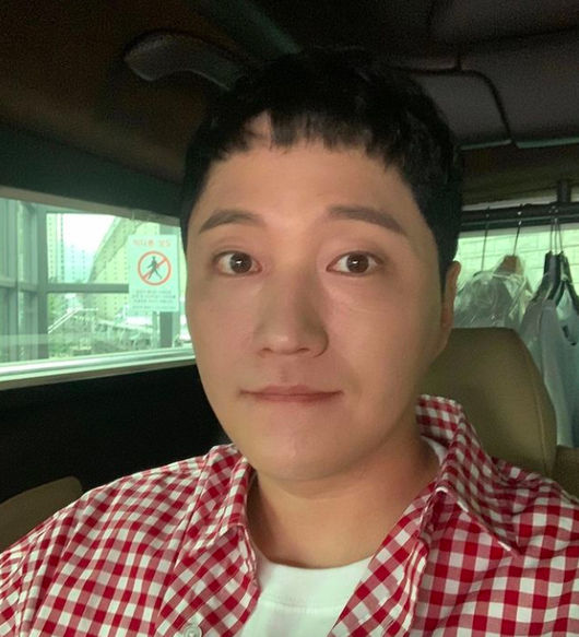 In TVN Spicy Doctor Life 2, Kim Dae-myung left a cute Selfie.Kim Dae-myung posted a Selfie on his SNS on the 28th.Kim Dae-myung showed off his style with a bright shirt and a neat hairstyle, and Kim Dae-myungs white skin and immaculate face catch his eye.Kim Dae-myung appeared on TVN Spicy Doctor Life 2 which is being aired recently