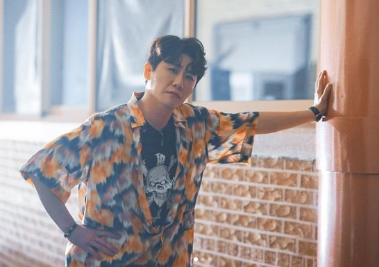Young Tak attracted attention with his conflicting charm in the photo released on Mr. Trot Instagram on the 28th.Young Tak first had a deep charm with a picture full of rock spirits.