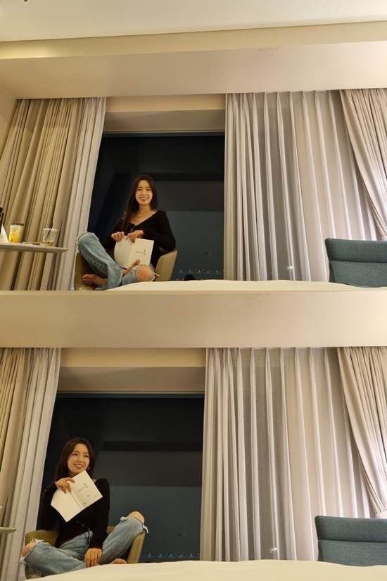 On the 27th, Nam Gyu-ri posted a picture on his Instagram with an article entitled Thank you, thank you, everyone Goodnight. Even waiting was happy.Inside the picture is a picture of Nam Gyu-ri, who is sitting on a window frame in a room with a subtle atmosphere and laughing brightly.Even from afar, the eye-catching features and bright smiles capture the attention of the viewers.Nam Gyu-ri played the top star Ahn Ga-young in the TVN monthly drama You Are My Spring which ended on the 24th.Photo = Nam Gyu-ri Instagram