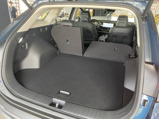 기아 신형 스포티지 트렁크 공간 폴딩 모습. <이상현 기자>