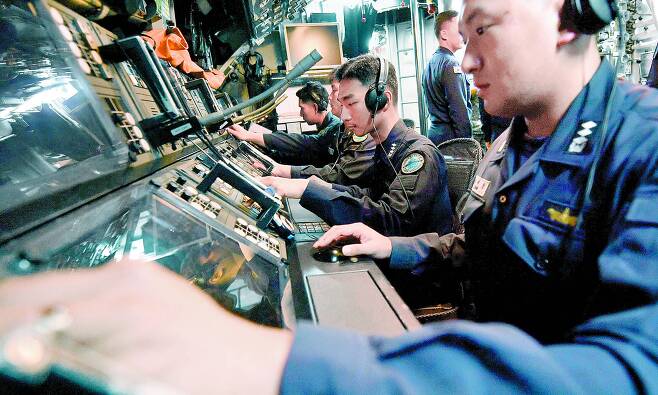 장보고-Ⅰ(209급ㆍ1200t) 잠수함 전투정보실. 핵잠으로 추진 중인 장보고-Ⅲ 배치-Ⅲ의 전투정보실은 훨씬 더 크고 더 좋은 성능의 장비를 갖출 것으로 예쌍된다. 해군