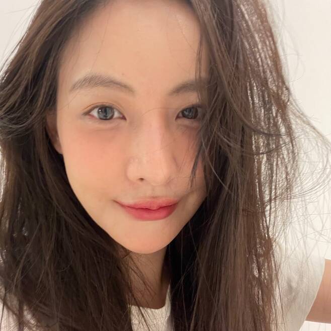 Actor Oh Yeon-seo showcases his wise Housecock lifeOn the 28th, Oh Yeon-seo posted two photos on his Instagram with an article entitled Correcting cosmetics and self-makeup. Now erase it.In the photo, Oh Yeon-seo is spending time leaning on the sofa of the house, completing a comfortable simple look with T-shirts and jeans, and he still showed off his shining visuals at home.Oh Yeon-seo upgraded her pretty beauty with a high-quality self-makeup, and caught her eye with clear eyes, sharp nose, and a bright cheek.Fans admired the comments such as Honey skin, It is so beautiful and Home is the best.On the other hand, Oh Yeon-seo appeared in the original Kakao TV drama The Crazy X of this area as Lee Min Kyung.