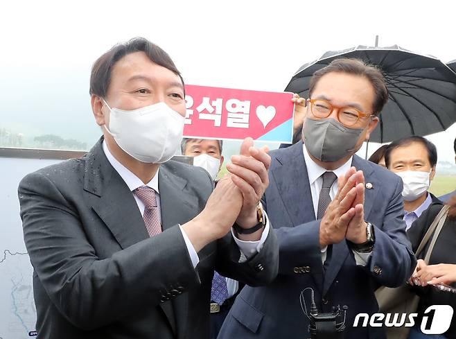 국민의힘 대선주자인 윤석열 전 검찰총장이 30일 세종시 국회 세종 분원 예정부지에서 국회 분원을 세종시 설치하는 내용의 국회법 개정안이 운영위에서 통과한 것을 축하하는 박수를 치고 있다. 2021.8.30/뉴스1 © News1 장수영 기자